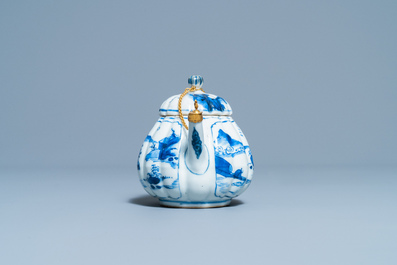 Une th&eacute;i&egrave;re couverte en porcelaine de Chine en bleu et blanc &agrave; monture dor&eacute;e, Kangxi