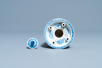 Een Chinese blauw-witte inktpot met decor van antiquiteiten, Kangxi
