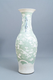 Un vase de taille exceptionelle en porcelaine de Chine &agrave; fond c&eacute;ladon, 19&egrave;me