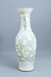 Un vase de taille exceptionelle en porcelaine de Chine &agrave; fond c&eacute;ladon, 19&egrave;me
