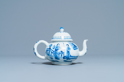 Une th&eacute;i&egrave;re couverte en porcelaine de Chine en bleu et blanc, marque de Jiajing, Kangxi