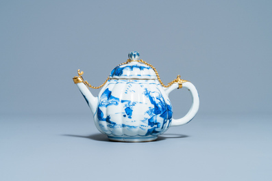 Une th&eacute;i&egrave;re couverte en porcelaine de Chine en bleu et blanc &agrave; monture dor&eacute;e, Kangxi