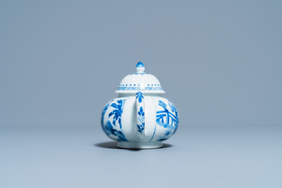 Une th&eacute;i&egrave;re couverte en porcelaine de Chine en bleu et blanc, marque de Jiajing, Kangxi