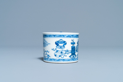 Een Chinese blauw-witte inktpot met decor van antiquiteiten, Kangxi