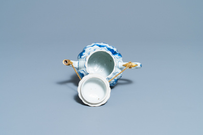 Une th&eacute;i&egrave;re couverte en porcelaine de Chine en bleu et blanc &agrave; monture dor&eacute;e, Kangxi