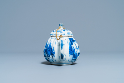 Une th&eacute;i&egrave;re couverte en porcelaine de Chine en bleu et blanc &agrave; monture dor&eacute;e, Kangxi