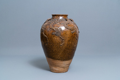 Een grote Chinese bruin-geglazuurde martavaan met reli&euml;fdecor van draken, Qing