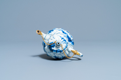 Une th&eacute;i&egrave;re couverte en porcelaine de Chine en bleu et blanc &agrave; monture dor&eacute;e, Kangxi