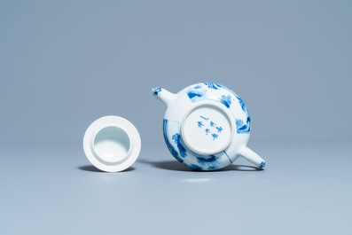 Une th&eacute;i&egrave;re couverte en porcelaine de Chine en bleu et blanc, marque de Jiajing, Kangxi