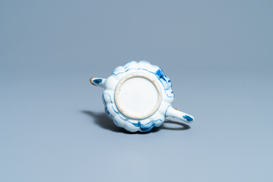 Une th&eacute;i&egrave;re couverte en porcelaine de Chine en bleu et blanc &agrave; monture dor&eacute;e, Kangxi