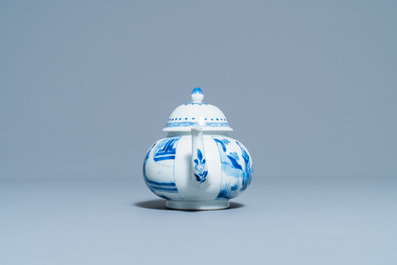 Une th&eacute;i&egrave;re couverte en porcelaine de Chine en bleu et blanc, marque de Jiajing, Kangxi