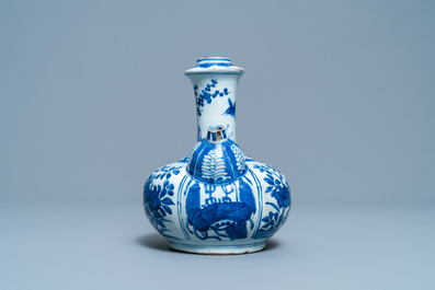 Un kendi en porcelaine de Chine en bleu et blanc, Wanli