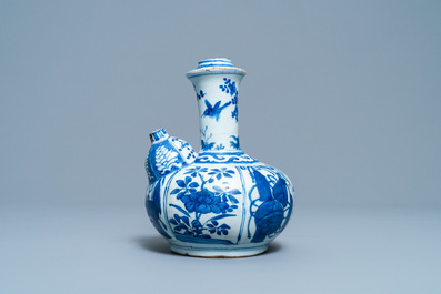 Un kendi en porcelaine de Chine en bleu et blanc, Wanli