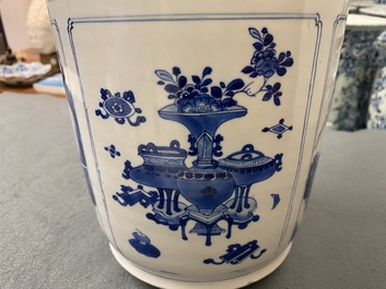 Un vase de forme rouleau en porcelaine de Chine en bleu et blanc, Kangxi
