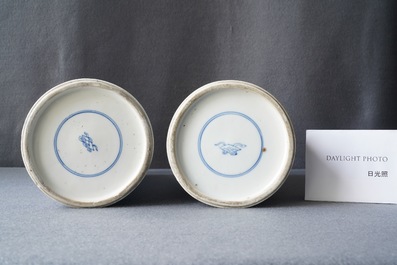 Une paire de vases en porcelaine de Chine en bleu et blanc, Kangxi
