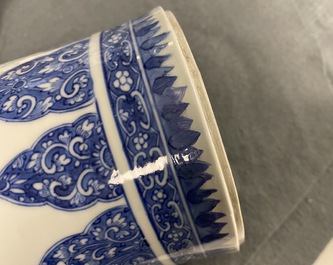 Une paire de vases en porcelaine de Chine en bleu et blanc, Kangxi