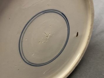 Un vase de forme rouleau en porcelaine de Chine en bleu et blanc, Kangxi