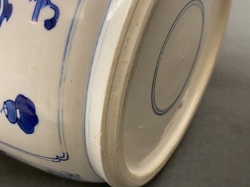 Un vase de forme rouleau en porcelaine de Chine en bleu et blanc, Kangxi
