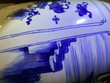 Un vase de forme rouleau en porcelaine de Chine en bleu et blanc, Kangxi