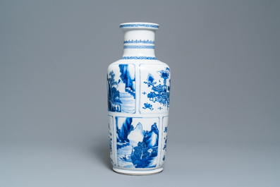 Un vase de forme rouleau en porcelaine de Chine en bleu et blanc, Kangxi