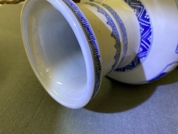 Un vase de forme rouleau en porcelaine de Chine en bleu et blanc, Kangxi