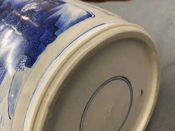 Un vase de forme rouleau en porcelaine de Chine en bleu et blanc, Kangxi