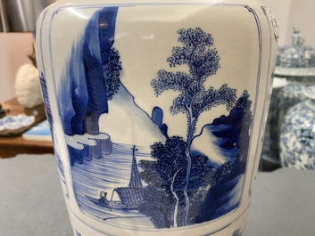 Un vase de forme rouleau en porcelaine de Chine en bleu et blanc, Kangxi