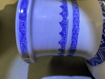 Un vase de forme rouleau en porcelaine de Chine en bleu et blanc, Kangxi