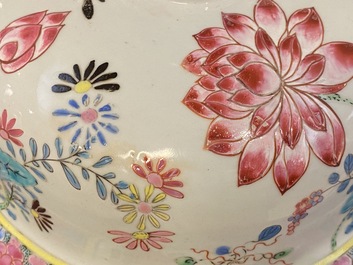 Un grand vase couvert en porcelaine de Chine famille rose, Yongzheng