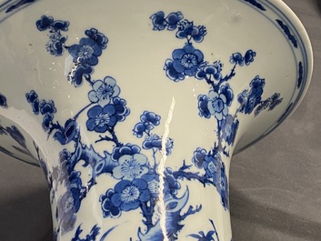 Un vase de forme yenyen en porcelaine de Chine en bleu et blanc, Kangxi