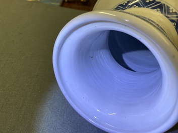 Un vase de forme rouleau en porcelaine de Chine en bleu et blanc, Kangxi