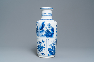 Un vase de forme rouleau en porcelaine de Chine en bleu et blanc, Kangxi