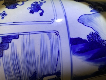 Un vase de forme rouleau en porcelaine de Chine en bleu et blanc, Kangxi