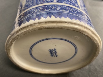 Une paire de vases en porcelaine de Chine en bleu et blanc, Kangxi