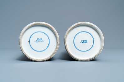 Une paire de vases en porcelaine de Chine en bleu et blanc, Kangxi