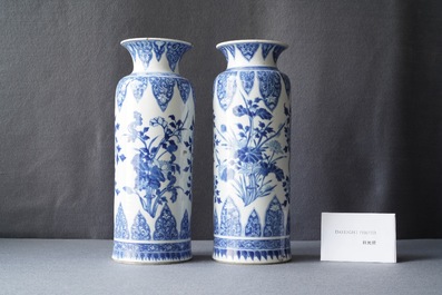 Une paire de vases en porcelaine de Chine en bleu et blanc, Kangxi