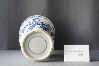 Un vase de forme yenyen en porcelaine de Chine en bleu et blanc, Kangxi