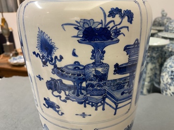 Un vase de forme rouleau en porcelaine de Chine en bleu et blanc, Kangxi
