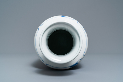 Un vase de forme rouleau en porcelaine de Chine en bleu et blanc, Kangxi