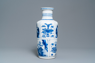 Un vase de forme rouleau en porcelaine de Chine en bleu et blanc, Kangxi