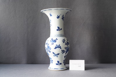 Un vase de forme yenyen en porcelaine de Chine en bleu et blanc, Kangxi