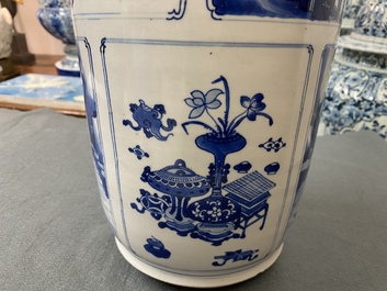 Un vase de forme rouleau en porcelaine de Chine en bleu et blanc, Kangxi