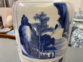 Un vase de forme rouleau en porcelaine de Chine en bleu et blanc, Kangxi