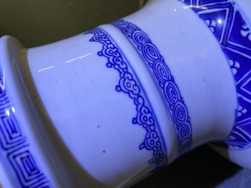 Un vase de forme rouleau en porcelaine de Chine en bleu et blanc, Kangxi