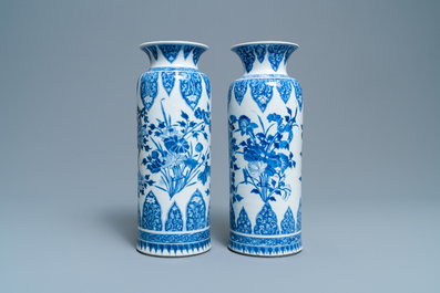 Une paire de vases en porcelaine de Chine en bleu et blanc, Kangxi