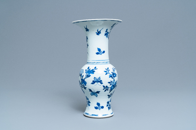 Un vase de forme yenyen en porcelaine de Chine en bleu et blanc, Kangxi