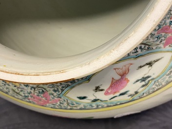 Un grand vase couvert en porcelaine de Chine famille rose, Yongzheng