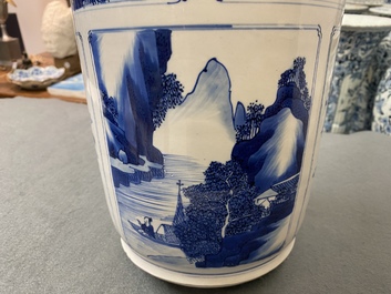 Un vase de forme rouleau en porcelaine de Chine en bleu et blanc, Kangxi