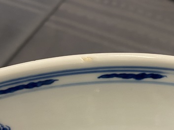 Un vase de forme yenyen en porcelaine de Chine en bleu et blanc, Kangxi