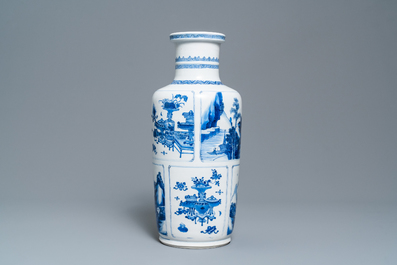 Un vase de forme rouleau en porcelaine de Chine en bleu et blanc, Kangxi
